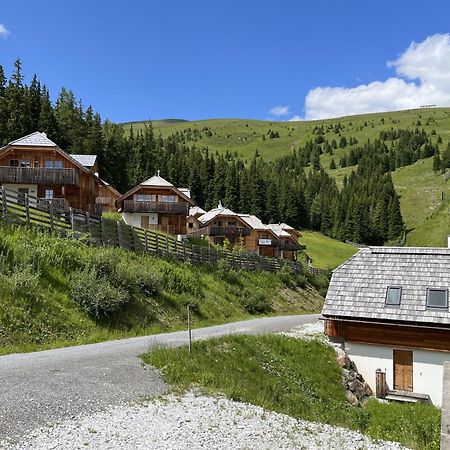 Vesely Svist Chalet ลาคทาล ภายนอก รูปภาพ