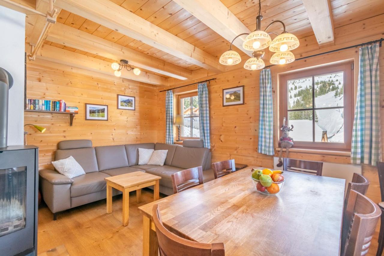 Vesely Svist Chalet ลาคทาล ภายนอก รูปภาพ