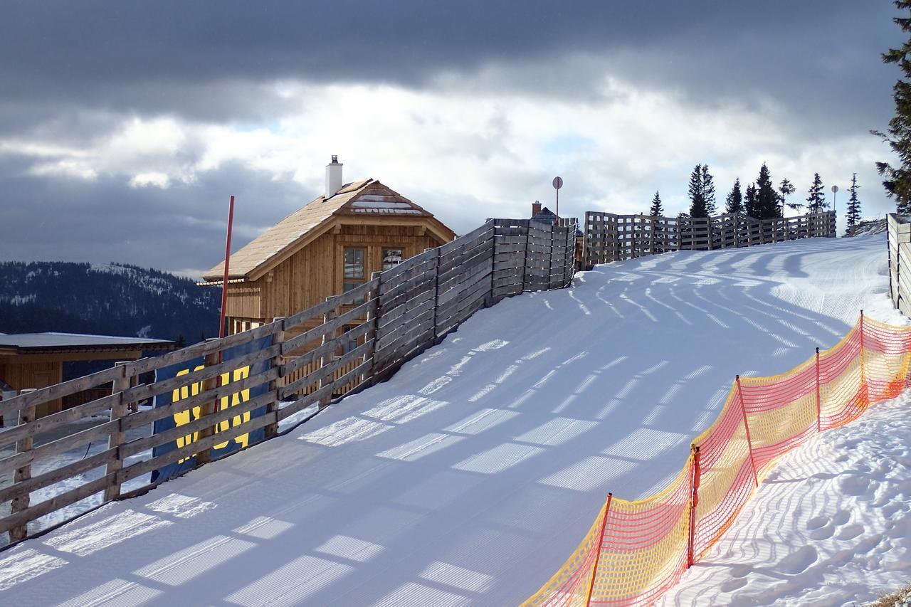 Vesely Svist Chalet ลาคทาล ภายนอก รูปภาพ