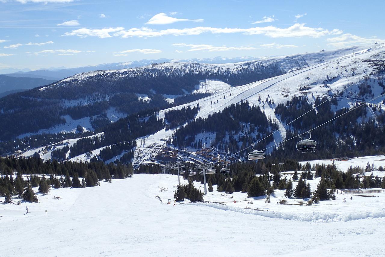 Vesely Svist Chalet ลาคทาล ภายนอก รูปภาพ