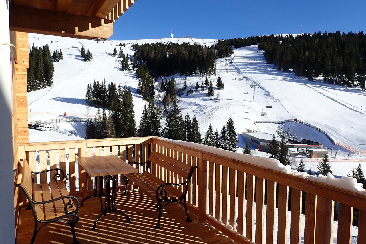 Vesely Svist Chalet ลาคทาล ภายนอก รูปภาพ